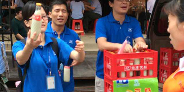 仙津豆奶集体“送奶”行动